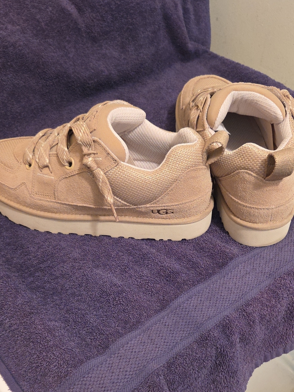 Ugg - Picture 3 of 4